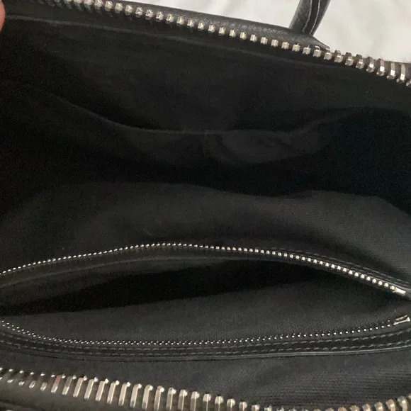 Givenchy
Antigona Medium Top Handle Bag in Grained Leather - Picture 14 of 15